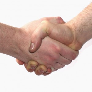Une poignée de mains après la signature d'un contrat de franchise
